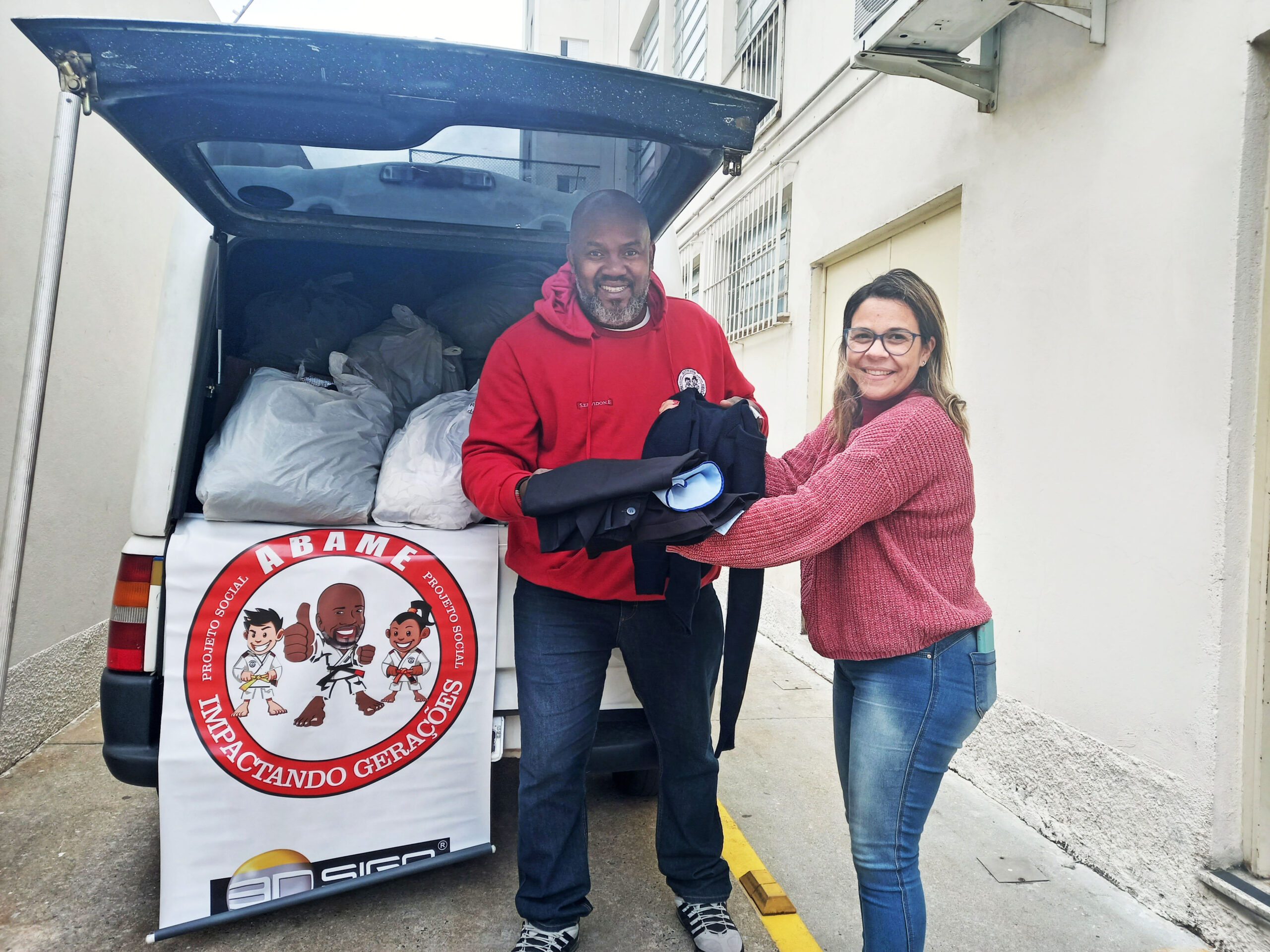 Grupo Side realiza doações de mais de 390 peças de roupa Com 30 anos de história, o Grupo Side atua no mercado de terceirização de multisserviços sendo referência no segmento, com muita experiência, tradição e, o mais importante, o reconhecimento de nossos clientes, parceiros e colaboradores. Como nossos colaboradores utilizam uniformes e acessórios apropriados para o serviço e com o tempo há a necessidade de renovarmos esses itens. Pensando na sustentabilidade e no descarte apropriado para essas peças, com o decorrer dos anos, firmamos parcerias com instituições que aproveitam da melhor forma. Investindo em uma cultura voltada para ajudar o próximo e também o meio ambiente, este é um tema que levamos muito a sério e que já está inserido em nosso dia a dia. Este ano, a nossa primeira doação foi para o Instituto Impactando Gerações, uma instituição que visa ajudar famílias carentes e, principalmente, crianças. Após a retirada do logotipo, foram doados mais de 390 itens, dentre eles, blusas de frio, blusas de manga curta, calças, blazers, botas e sapatos. Projeto social Impactando Gerações O projeto nasceu em 2019, com a intenção de ajudar crianças carentes, adolescentes, jovens e mães no aprendizado de artes marciais educativas, com profissionais qualificados. A arte marcial traz diversos benefícios como educação, concentração, disciplina, saúde, inclusão social, entre outros benefícios. Atualmente são 150 famílias cadastradas para as quais o instituto oferece diversas atividades, todas gratuitas, como: judô, jiu jitsu, reforço escolar, educação social e palestras nas mais diversas áreas e artesanato. Conheça esse projeto e ajude você também!