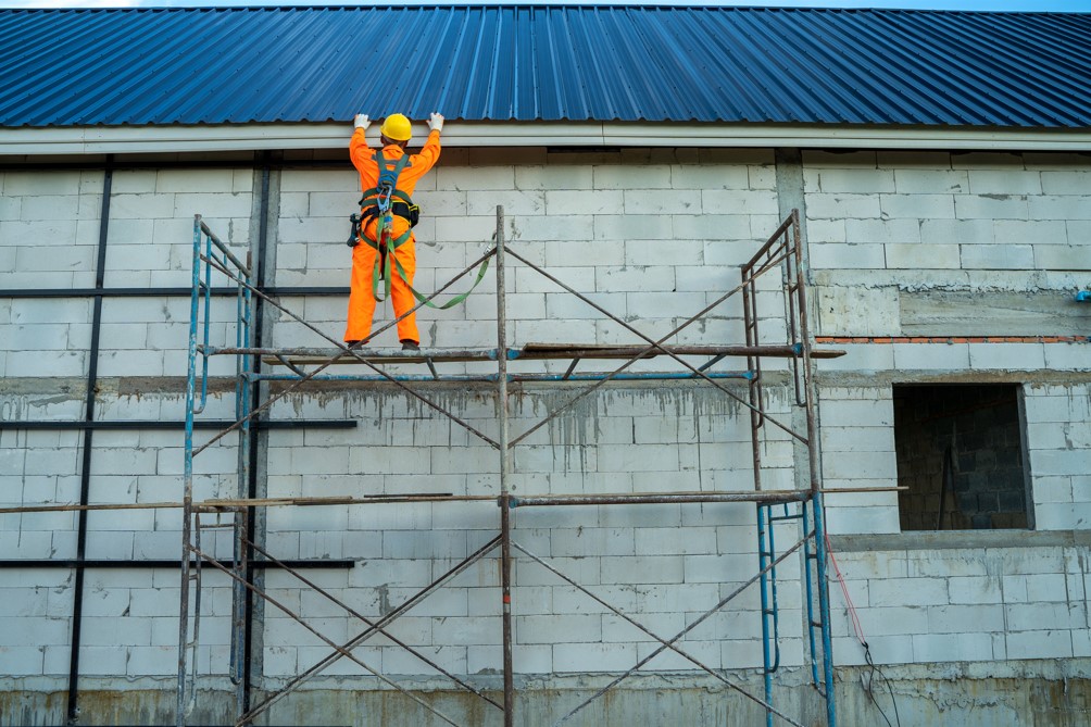 Fazer a manutenção de edificações frequentemente é a forma mais inteligente de prolongar a sua vida útil. Afinal, sem as manutenções necessárias, as edificações se deterioram antes do tempo e podem representar um alto custo para as organizações. E não é só, uma edificação que não recebe manutenção pode oferecer riscos à segurança dos colaboradores, além de passar uma imagem de desleixo para os clientes. Mas quando usada corretamente, a manutenção de edificações se torna um excelente investimento para as empresas. Veja neste texto 3 dicas para fazer uma manutenção de edificações e não ter problemas. O que é manutenção de edificações? Antes de mostrar como não ter problemas ao fazer a manutenção de edificações, vamos entender o que é, de fato, este conceito? A manutenção de edificações é um conjunto de ações que visa manter a vida útil de todos os sistemas de uma edificação. A ideia é preservar as características originais das edificações e prevenir a perda de desempenho decorrentes da degradação de suas estruturas. Dicas para não ter problemas Para garantir o bom funcionamento das edificações, há três tipos de manutenção de edificações que podem ser realizadas: Invista na manutenção preventiva São serviços programados com antecedência e é o tipo de manutenção de edificações mais importante que uma empresa pode fazer. Isso porque previne o surgimento de falhas e problemas e garante mais vida útil à edificação. São atividades como: A limpeza geral da edificação; A lavagem de áreas comuns; A inspeção de instalações elétricas, hidráulicas, sistemas de segurança, áreas comuns e equipamentos. Inspeção de elevadores, instalações de gás e cobertura. Não postergue a manutenção corretiva Nesse tipo de manutenção de edificações, os danos e falhas já existem e precisam ser corrigidos o quanto antes, a fim de evitar danos maiores ou comprometimento da segurança dos usuários da edificação. Dentre as manutenções corretivas mais comuns, podemos citar: Reparo de vazamento nas instalações hidráulicas, troca de válvulas e torneiras; A manutenção elétrica de baixa tensão, com troca de tomadas e lâmpadas; E a manutenção civil, com pequenos reparos em alvenaria ou no piso, caso tenha alguma infiltração; Conserto de rachaduras na estrutura predial. Aposte na manutenção preditiva Esse tipo de manutenção de edificações trabalha com o objetivo de antecipar contratempos, pois analisa os equipamentos com mais tendência à falha por meio de inspeções e ferramentas específicas. Benefícios deste tipo de manutenção: Reduz o número de manutenções corretivas; Aumenta na vida útil das instalações; Identifica as causas dos problemas; Têm custos mais baixos do que a manutenção corretiva. Leia mais sobre: Empresas de facilities no Brasil Limpeza fabril Limpeza e sanitização na indústria de alimentos O que diz a ABNT NBR 5674 (manutenção de edificações)? A Norma ABNT NBR 5674, de 25 de agosto de 2012, estabelece 3 requisitos para as empresas que queiram fazer a manutenção de edificações e evitar problemas: Organização As empresas devem descrever as características das edificações quanto a: Tipologia; Uso efetivo; Tamanho e complexidade; Localização e implicações do entorno. Relatório de inspeção Os relatórios de inspeção de manutenção de edificações devem: Descrever a degradação de cada sistema, elemento ou equipamento da edificação; Indicar e prever a perda do seu desempenho; Prever possíveis desgastes e problemas; Recomendar ações para reduzir os serviços de manutenção corretiva. O que deve constar no relatório de inspeção? Veja a seguir algumas perguntas que você pode fazer no seu relatório de inspeção de manutenção de edificações a fim de evitar problemas: Estruturas As lâmpadas precisam ser substituídas? As tomadas e interruptores estão em boas condições? É necessário instalar mais tomadas? As paredes e portas estão necessitando de pintura? Os ralos precisam ser limpos? Há pequenas fissuras nas paredes de alvenaria ou gesso que podem ser consertadas? Hidráulica Há infiltrações na edificação? É possível consertá-las sem quebrar a parede? As torneiras e válvulas de descarga estão em condições de uso? Os vasos sanitários e ralos estão funcionando normalmente ou é preciso desentupir? As bombas de recalque e incêndio estão precisando de limpeza e testes? Revestimento Os telhados e calhas estão em boas condições? Se sim, é possível realizar apenas uma limpeza? O forro da edificação está em condição segura? Há fissuras no piso ou rejuntes se soltando? Como está a fachada da edificação? Está precisando de reparos ou apenas uma pintura? Ar condicionado Qual foi a última vez que o ar-condicionado passou por manutenção? Há quanto tempo ele não recebe uma limpeza dos filtros e outros componentes? O gás está no seu nível adequado ou precisando de reposição? Programa de manutenção A norma exige que as empresas tenham um programa de manutenção de edificações, que nada mais é que um planejamento, contendo: As ações essenciais de manutenção; Sua periodicidade, ou seja, de quanto em quanto tempo serão realizadas; Quem serão os responsáveis pela manutenção; Os documentos e os recursos necessários para a manutenção. Agora que você já sabe o que fazer para garantir uma boa manutenção de edificações, fique com a nossa dica bônus: Importância de fazer a manutenção de edificações O serviço de manutenção de edificações faz parte da conservação do seu patrimônio. É responsável por manter as instalações em perfeito funcionamento, evitando maiores problemas que impactam no desenvolvimento da sua atividade fim. No entanto, apesar de ser extremamente necessário, muitas empresas deixam de fazê-lo por não terem mão de obra qualificada para tal. A boa notícia é que é possível fazer a manutenção de edificações de forma terceirizada. Conheça o Grupo Side O Grupo Side conta com uma equipe qualificada de profissionais à disposição para a terceirização de manutenção de edificações. Com uma entrega de qualidade que atende às exigências de seus clientes, seus técnicos são capacitados para agir de forma solicita, educada e cordial. Eles são responsáveis por assegurar a funcionalidade de suas instalações e atender de forma preventiva e corretiva, entre outras atividades muito relevantes à manutenção de edificações. O Grupo Side investe em qualificação para que a sua empresa tenha o melhor serviço: Visitas e treinamentos periódicos presenciais nos clientes, a fim de aperfeiçoar as técnicas; Postura comportamental; Segurança dos profissionais; Treinamentos periódicos sobre apresentação pessoal, técnicas de atendimento e postura comportamental; Equipe extra apta para a realização da manutenção, em caso de ausência de profissional; Responsabilidades trabalhistas por conta do Grupo Side; Profissionais uniformizados, utilizando de EPIs e materiais para a realização do serviço contratado. Além disso, o Grupo Side está presente em outras áreas essenciais para o funcionamento da sua empresa: ✅Serviço especializado nas áreas de Logística e Expedição; ✅Portaria e mensageria ✅Conservação e Limpeza ✅Recepção e zeladoria ✅Copa entre outros. Deixe a manutenção de edificações com quem entende do negócio! Fale com um de nossos consultores e saiba mais sobre as soluções do Grupo Side.