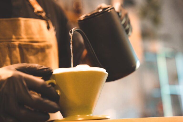 Auxiliar de limpeza pode fazer café?