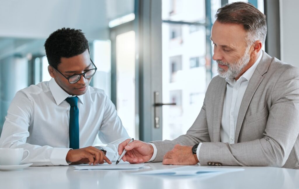 Contrato de prestação de serviços terceirizados: o que deve ser observado 

O contrato de prestação de serviços terceirizados é uma excelente alternativa para manter uma relação formal e efetiva entre os tomadores de serviços e o contratado. 

Suas cláusulas são compostas de todas as informações que serão tomadas como referência no dia a dia para o cumprimento do acordo. Por isso, nós do Grupo Side, queremos te ajudar a entender como fazer um contrato de prestação de serviço.

O que é um contrato de prestação de serviço terceirizado?

Um contrato de prestação de serviço terceirizado é um acordo formal estabelecido entre uma empresa que deseja terceirizar determinadas atividades ou funções e uma empresa de facilities que concorda em fornecer esses serviços em troca de um pagamento. 

Essa prática é comum em diversos setores e envolve a transferência da responsabilidade dessas funções dos funcionários internos para os colaboradores terceirizados.

O contrato de prestação de serviços também permite a responsabilização da contratada pelo treinamento da mão de obra terceirizada e gestão dos colaboradores que executarão as tarefas estabelecidas. 

Este documento também descreve todos os termos e condições dos serviços que a empresa de facilities fornecerá. Da mesma forma, o acordo serve para oficializar a relação, mas também para estabelecer limites. 

Além disso, o prestador de serviço não é formalmente empregado na empresa contratante, pois não há vínculo empregatício. 

Como fazer um contrato de prestação de serviços?

Devido à importância do contrato de terceirização de prestação de serviços, o ideal é que as informações de seus termos sejam feitas segundo as características específicas da empresa e do tipo de serviço contratado. 

A propósito, antes de assinar, é fundamental entender cada item, bem como a consequência do não cumprimento.

Qual é a importância de contar com um contrato de prestação de serviço terceirizado?

Como podemos perceber, o contrato de prestação de serviços terceirizados simples é de extrema importância para atribuir clareza sobre as obrigações e direitos de cada uma das partes. 

Portanto, quando definidas as atribuições de cada uma, ambas as partes terão recurso para exigir que seus direitos sejam cumpridos.

Assim, fica tudo às claras. Esse tipo de detalhamento também contribui significativamente para a prevenção daquelas situações que não estão planejadas.

Além da terceirização de serviços personalizados, realizamos uma gestão e um acompanhamento muito próximo das rotinas de trabalho, tudo para garantir que as entregas sejam realizadas da melhor forma para cada cliente.

Dito isso, se você procura por uma empresa terceirizada eficiente e de qualidade, conte com o Grupo Side.
