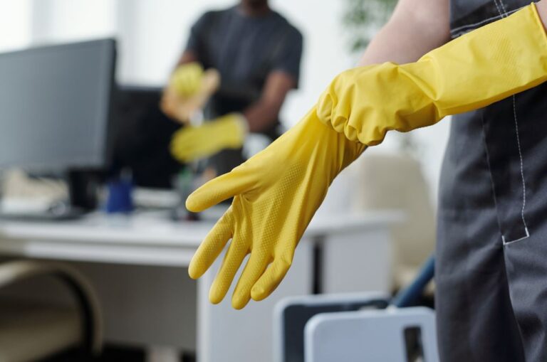 Insalubridade nos serviços gerais de limpeza: como o Grupo Side avalia e capacita?