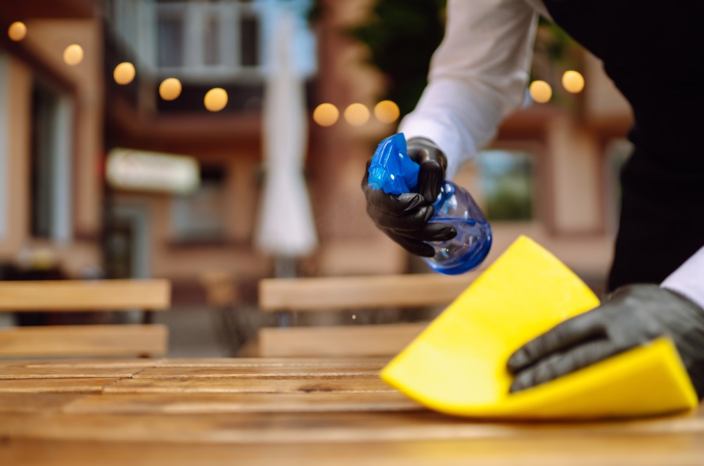 Limpeza para eventos: como ter ambientes impecáveis? Limpeza para eventos: como ter ambientes impecáveis?
Higienização e limpeza para eventos são aspectos cruciais que contribuem significativamente para o sucesso de qualquer ocasião, pois a realização de cerimônias ou grandes encontros corporativos vai muito além da simples escolha do local.
Assegurar ambientes impecáveis não apenas proporciona uma experiência mais agradável para os participantes, mas também desempenha um papel fundamental na reputação do evento e na proteção de todos os envolvidos.
É por isso que neste conteúdo apresentado pelo Grupo Side, vamos compartilhar algumas orientações sobre como criar ambientes excepcionais quando se trata de higiene em eventos, independentemente do tamanho.
Acompanhe-nos nesta leitura para descobrir mais!