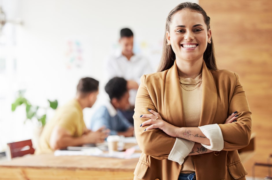 Como funciona a terceirização de funções administrativas de RH? Como funciona a terceirização de funções administrativas de RH?
A terceirização de funções administrativas de RH tem se destacado como uma estratégia eficiente para empresas que buscam otimizar seus processos de contratação.
Esse modelo, cada vez mais adotado, oferece uma abordagem inovadora para lidar com as demandas crescentes do mercado de trabalho, além de ajudar diversas organizações a buscar eficiência e especialização na gestão pessoal.
Vale ressaltar que uma empresa de facilities é a solução ideal para quem procura por um auxílio nesse processo, pois ela será responsável por maximizar a eficiência operacional, por meio da terceirização de analistas, auxiliares, entre outros cargos.
É importante ressaltar que é necessário ter um responsável de RH da empresa para supervisionar e definir o fluxo de trabalho dos colaboradores terceirizados.
Portanto, se você deseja entender um pouco mais sobre como funcionam os serviços de RH terceirizados e seus benefícios dentro da área administrativa, leia este conteúdo até o fim!