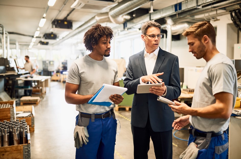 O que faz um gestor de facilities? Gestor de facilities explicando para seus colaboradores sobre um processo interno de uma empresa contratante.