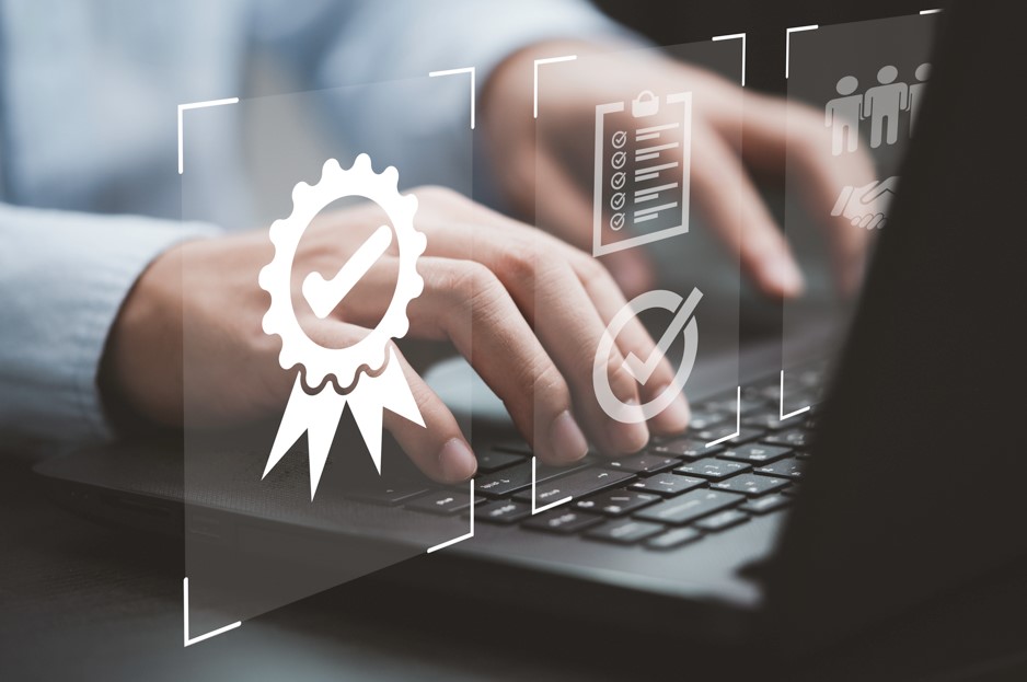 Colaborador em seu computador digitalizando os certificados do Grupo Side.