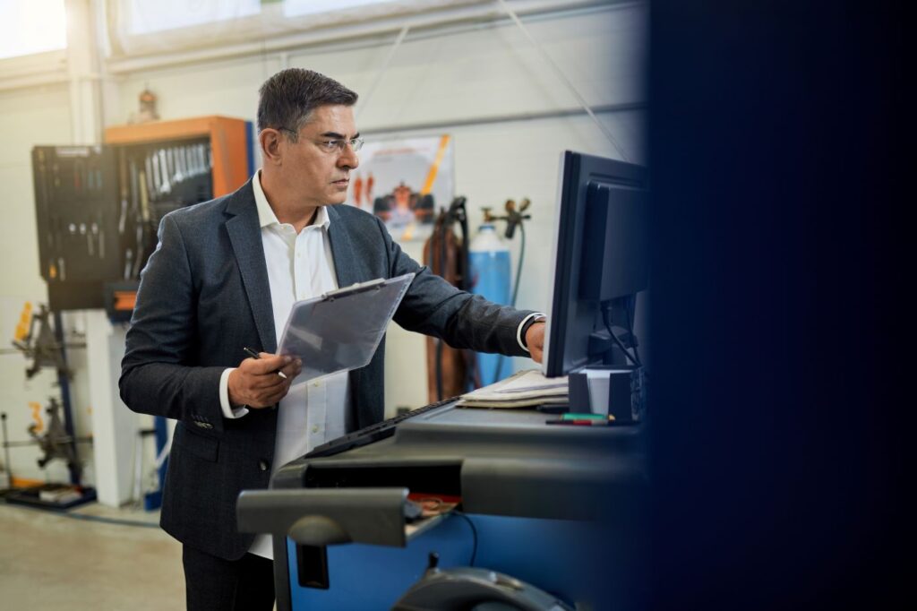 Facility manager analisando dados no computador Facility manager analisando dados no computador.