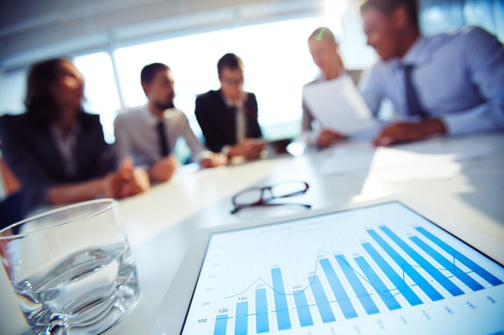 Pessoas em reunião sobre bid de compras Pessoas em reunião sobre bid de compras.