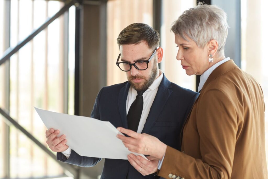 Pessoas trabalhando na elaboração e fiscalização de contratos.