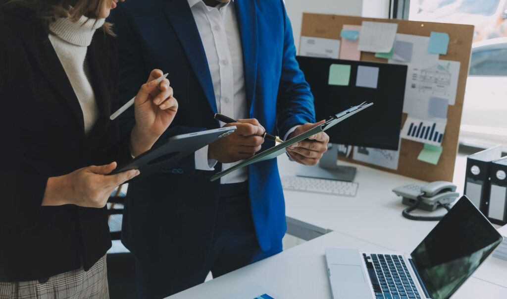 Profissionais analisando um modelo de contrato de facilities.